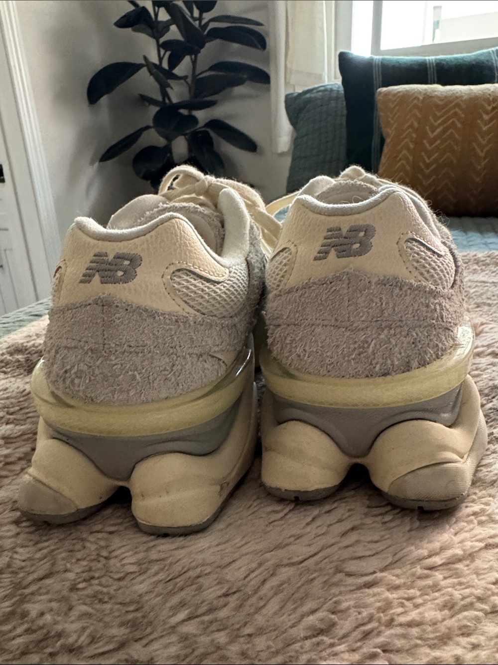 New Balance Women's Light Gray/Beige Mesh & Suede Trainers - Picture 3 of 5